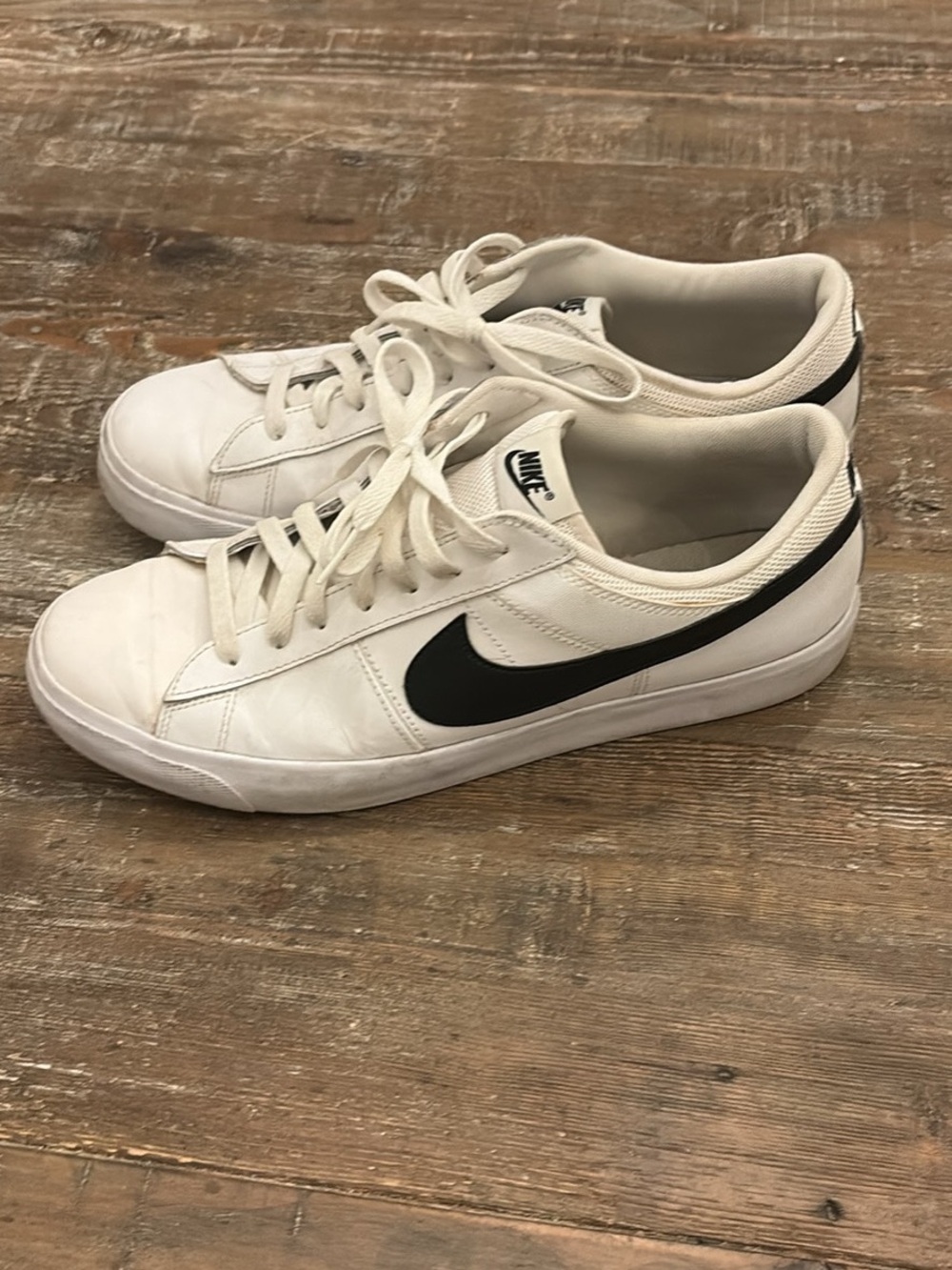 Nike Men’s White Low-Top Sneakers with Black Swoosh size 11.5